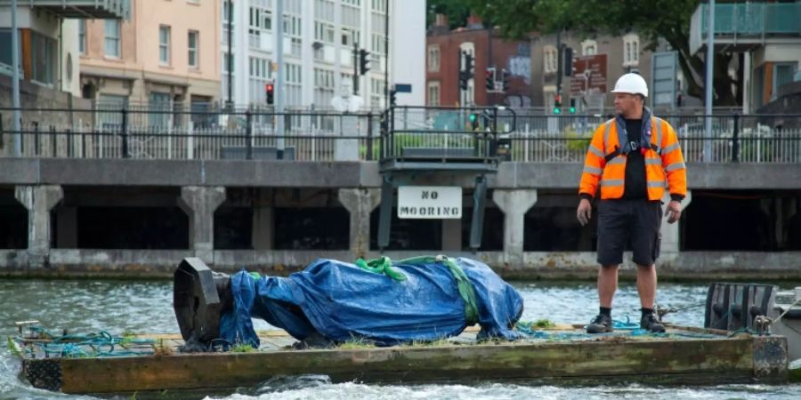 Gestürzte Statue von Sklavenhändler in Bristol aus Hafenbecken geborgen