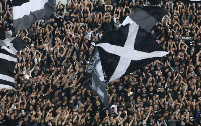 Von Abstand keine Spur: Anhänger von Partizan Belgrad sehen sich das Derby im Stadion an. Coronavirus Belgrad