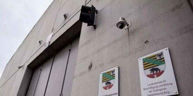 Der Haupteingang der Justizvollzugsanstalt (JVA) Burg, in die der Rechtsextremist Stephan B. nach einem Fluchtversuch in der JVA Halle verlegt wurde. Foto: Ronny Hartmann/dpa Der Haupteingang der Justizvollzugsanstalt (JVA) Burg, in die der Rechtsextremist Stephan B. nach einem Fluchtversuch in der JVA Halle verlegt wurde. Foto: Ronny Hartmann/dpa