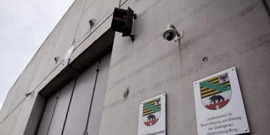 Der Haupteingang der Justizvollzugsanstalt (JVA) Burg, in die der Rechtsextremist Stephan B. nach einem Fluchtversuch in der JVA Halle verlegt wurde. Foto: Ronny Hartmann/dpa