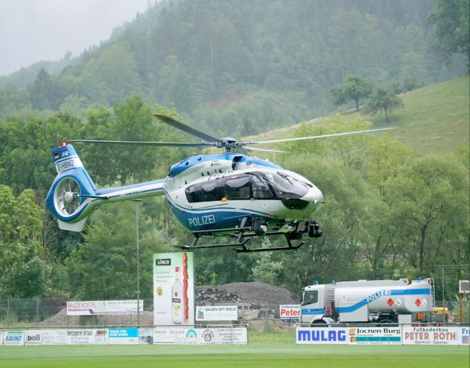 Ein Hubschrauber der Polizei startet von einer Grünfläche bei Oppenau. Bewaffneter von Oppenau weiter auf der Flucht