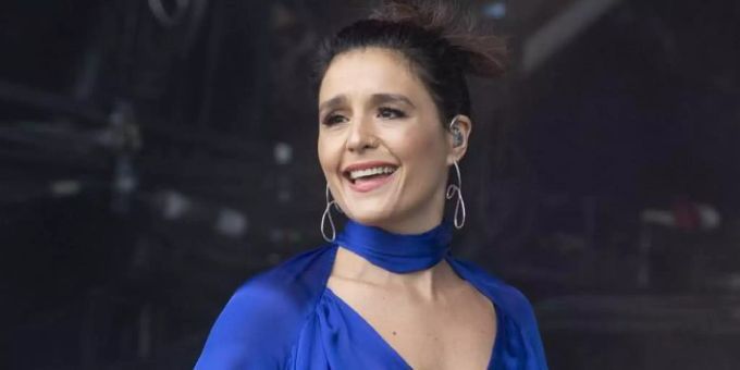 Musikerin Jessie Ware denkt über verschiedene Möglichkeiten nach, ihre neue Platte den Leuten vorzustellen. Jessie Ware