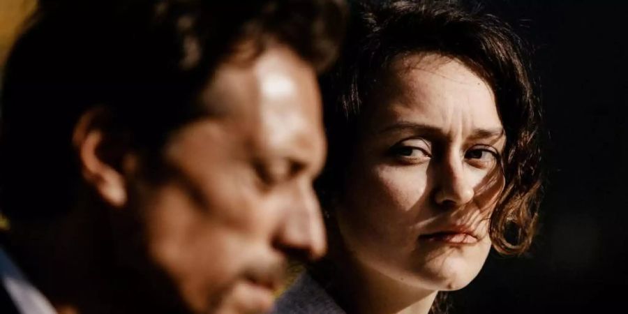 Rebecca (Tinka Fürst) hat sich von Henry (Michael Pink) in die Berge bringen lassen, weil sie einen Wunderheiler aufsuchen will. Foto: Un attimo Photographie/SWR/ARD/dpa