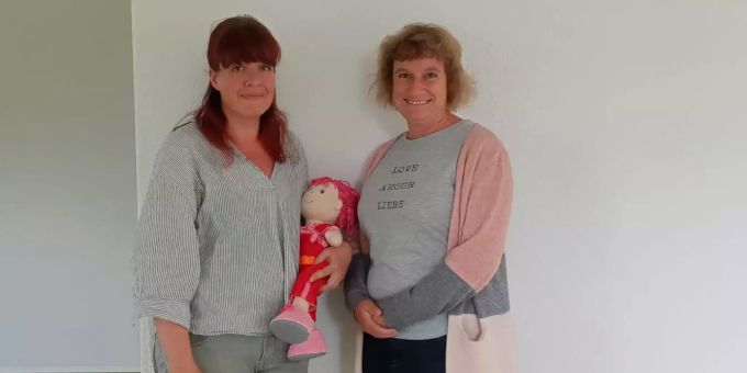 Anja Bütikofer (l.) und Antje Reisch freuen sich mit Maskottchen Ida auf die Eröffnung der neuen Gruppe in Kiesen. Kita Kiesen