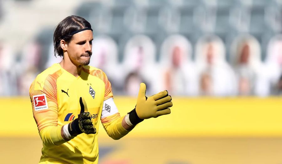 Yann Sommer (Borussia Mönchengladbach) applaudiert).