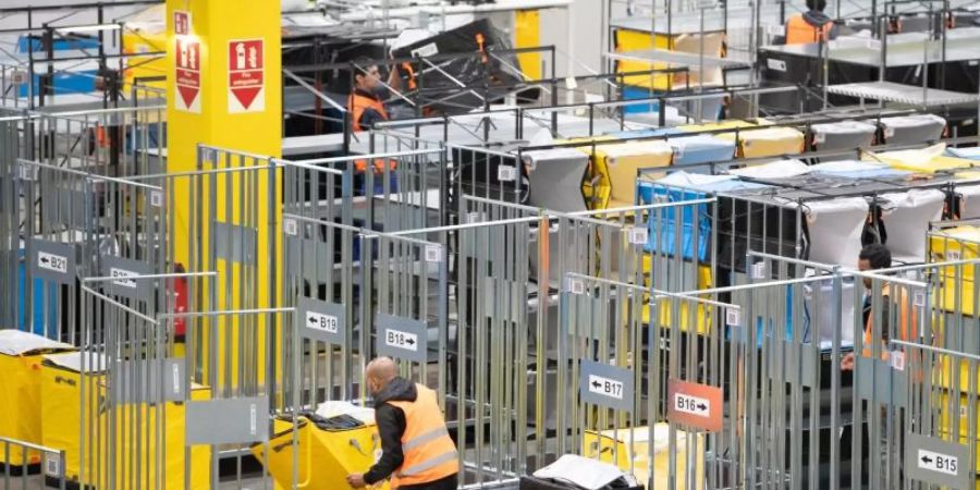 Ausgangsbeschränkungen haben die Nachfrage bei Amazon explodieren lassen. Foto: Sebastian Kahnert/dpa-Zentralbild/dpa