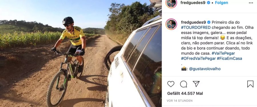 Der Ex-Nationalspieler Brasiliens wird von einem Auto begleitet.