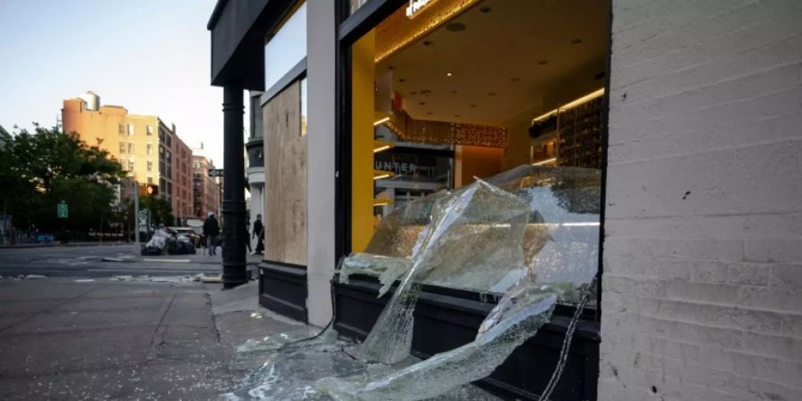 Zerstörtes Schaufenster in New York