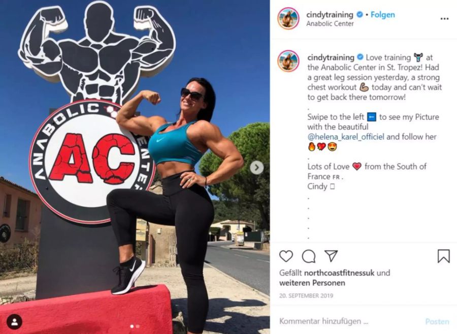 Cindy Landolt präsentiert ihre Muckis.