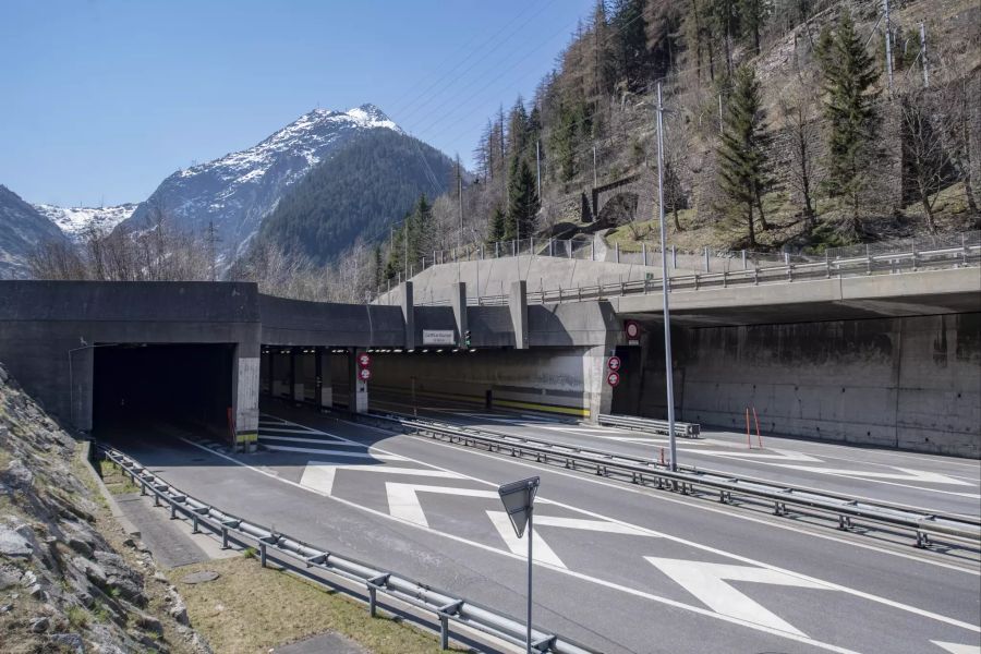 Das Gotthard-Tunnel Nordportal auf der Gotthard Autobahn A2 in Richtung Süden bei Göschenen.