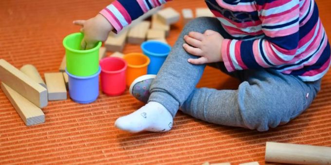 Die Deutsche Gesellschaft für Krankenhaushygiene und der Berufsverband der Kinder- und Jugendärzte rufen dazu auf, Kitas und zumindest Grundschulen «zeitnah» wieder vollständig zu öffnen. Foto: Uwe Anspach/dpa Die Deutsche Gesellschaft für Krankenhaushygiene und der Berufsverband der Kinder- und Jugendärzte rufen dazu auf, Kitas und zumindest Grundschulen «zeitnah» wieder vollständig zu öffnen. Foto: Uwe Anspach/dpa
