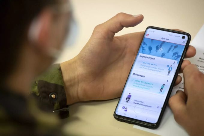 Ein Schweizer Soldat benutzt die Contact-Tracing-App. Coronavirus