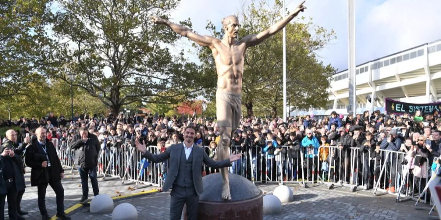 Zlatan Ibrahimovic vor seiner Bronzestatue in Malmö.