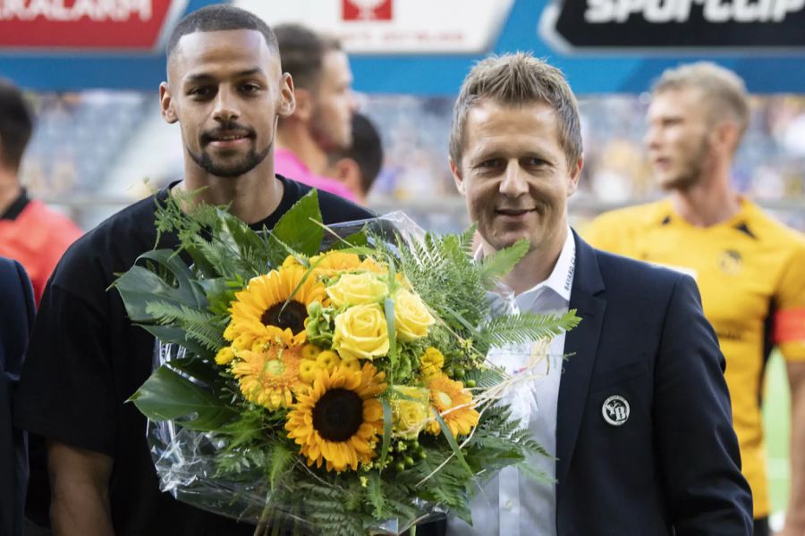 Sportchef Christoph Spycher verabschiedet Djibril Sow vor seinem Wechsel von YB zu Frankfurt.