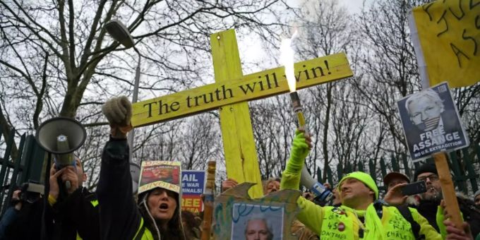 Anhänger von Wikileaks-Gründer Julian Assange fordern seine Freilassung. julian assange