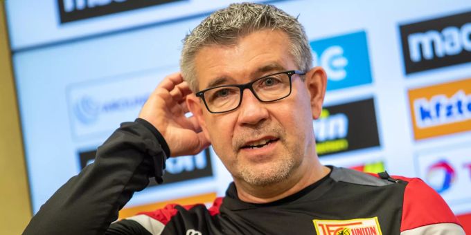 Trainer Urs Fischer von Union Berlin spricht vor dem Heimspiel seiner Mannschaft zu Journalisten. Union Trainer Urs Fischer