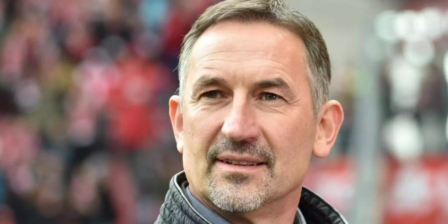 Der Mainzer Trainer Achim Beierlorzer sieht den Fussball in einer kleinen Parallelwelt. Foto: Torsten Silz/dpa