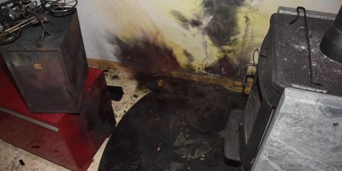 Ein Fernsehgerät dürfte aufgrund der massiven Überspannung in Brand geraten sein.