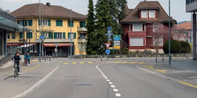 Die Dorfstrasse in Belp während des Lockdowns. Belp