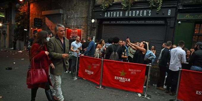 Die Menschen stehen und trinken vor einem Pub am Borough Market in London. Coronavirus - Grossbritannien