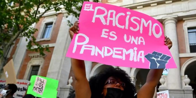 Madrid - Tausende Menschen demonstrieren in Spanien gegen rassistische Polizeigewalt