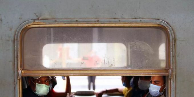 Menschen mit Gesichtsmasken sitzen in einem Zug in Kairo. Foto: Ahmed Gomaa/XinHua/dpa Menschen mit Gesichtsmasken sitzen in einem Zug in Kairo. Foto: Ahmed Gomaa/XinHua/dpa