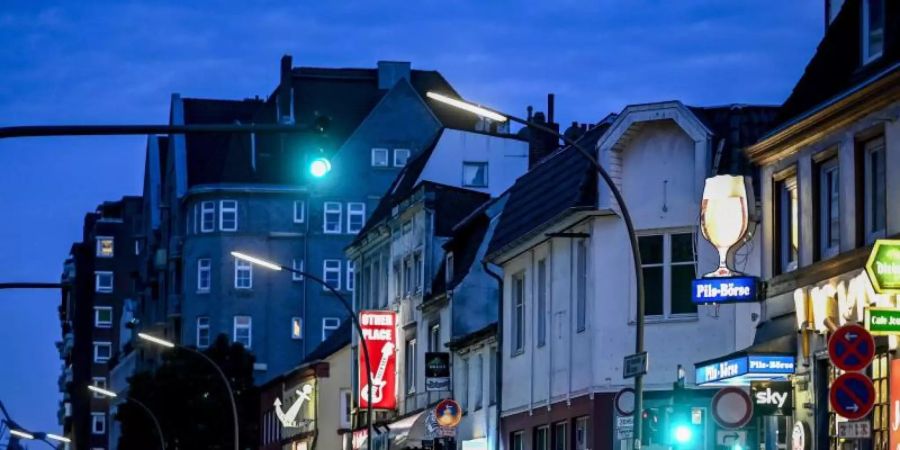 Die meisten der Geschäfte auf der von nur wenigen Touristen besuchten Reeperbahn sind geöffnet. Nach dem Lockdown durch Corona läuft der Unterhaltungsbetrieb auf dem Hamburger Kiez langsam wieder an. Foto: Axel Heimken/dpa