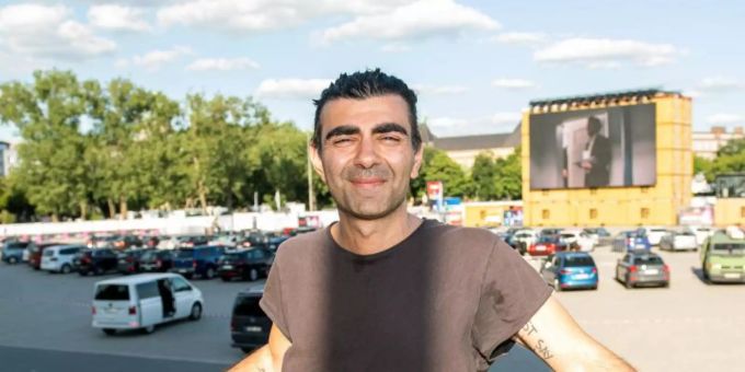 Fatih Akin vor der Aufführung seines Films „Tschick“ im Autokino auf dem Heiligengeistfeld. Foto: Daniel Reinhardt/dpa Fatih Akin vor der Aufführung seines Films „Tschick“ im Autokino auf dem Heiligengeistfeld. Foto: Daniel Reinhardt/dpa