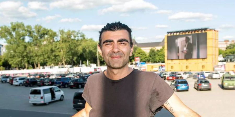Fatih Akin vor der Aufführung seines Films „Tschick“ im Autokino auf dem Heiligengeistfeld. Foto: Daniel Reinhardt/dpa