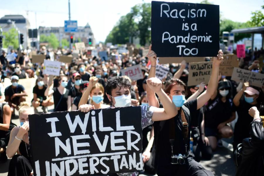 «Rassismus ist auch eine Pandemie» steht auf einem Schild an der Anti-Rassismus-Demonstration in Zürich.