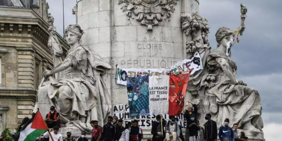 Demonstranten am Pariser Platz der Republik