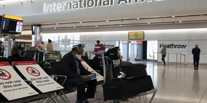 Passagiere kommen am Flughafen Heathrow, London, Grossbritannien, an. Coronavirus in grossbritannien