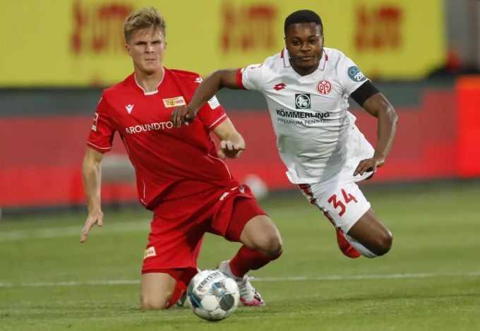 Ridle Baku (re.) stammt aus dem Nachwuchs des 1. FSV Mainz 05 und spielt für das deutsche U21-Nationalteam. 1. FSV Mainz 05