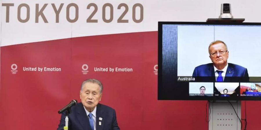 Yoshiro Mori (l), Präsident des OK der Tokio-Spiele 2020, nimmt an einer Videokonferenz mit IOC-Mitglied teil. Foto: Kazuhiro Nogi/AFP POOL/AP/dpa