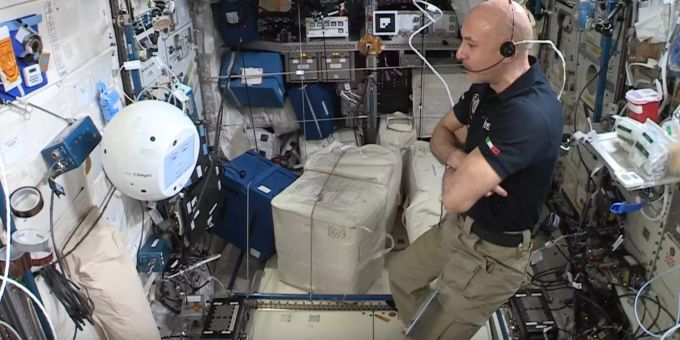 KI-Roboter - Astronautenhelfer CIMON 2 absolviert erste Tests