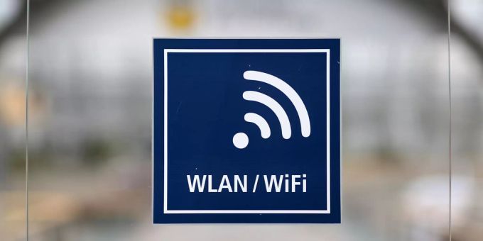 Ein Aufkleber auf einer Glasscheibe weist auf ein Wlan-Netz hin. (Symbolbild) Wlan