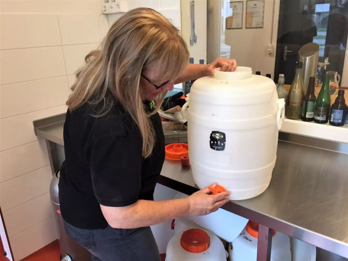 Andrea Kennel arbeitet hauptberuflich in der Informatikbranche. Monsterbräu Dübendorf