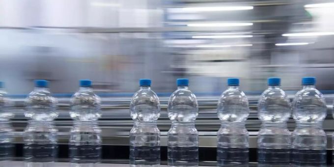 Mineralwasser wird in Flaschen abgefüllt. (Symbolbild) Wasser
