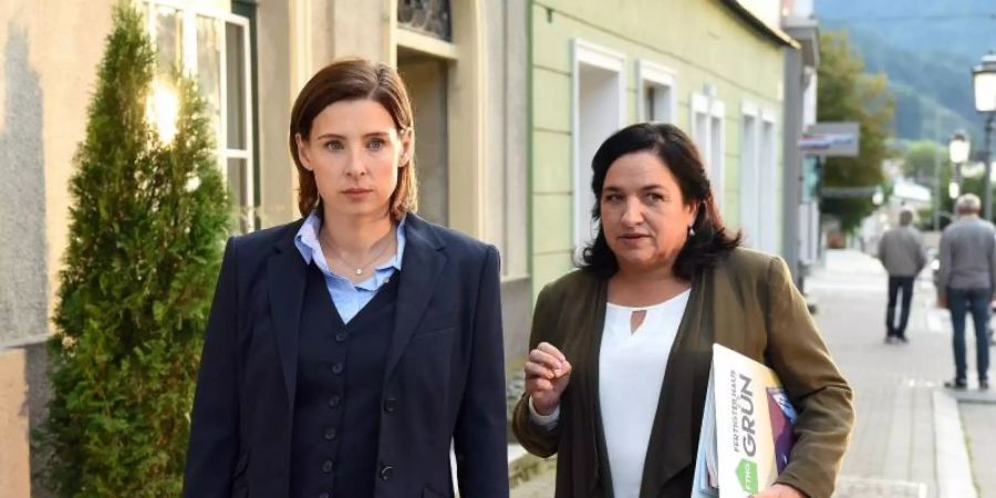 Sie sind ein ungleiches Anwaltsduo: Paula Dennstein (Maria Happel, r) und Therese Schwarz (Martina Ebm). Foto: Hubert Mican/ARD Degeto/ORF/Film 27/dpa