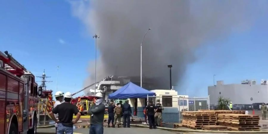 Rauchsäule über der «USS Bonhomme Richard»