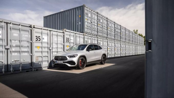 Panamericana-Grill, grosse Felgen und mächtige Bremsen weisen dem AMG aus Mercedes-AMG GLA 45 S
