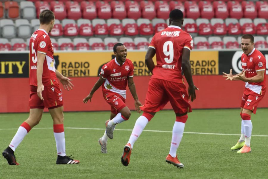 Chris Kablan (Mitte) jubelt nach dem 2:0 für den FC Thun.