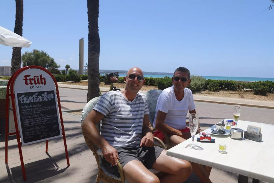 Cristoph und Klaus aus Düsseldorf sitzen im Aussenbereich einer Bar am Playa de Palma, nachdem sie mit dem ersten Flug aus Deutschland angekommen sind. Foto: Clara Margais