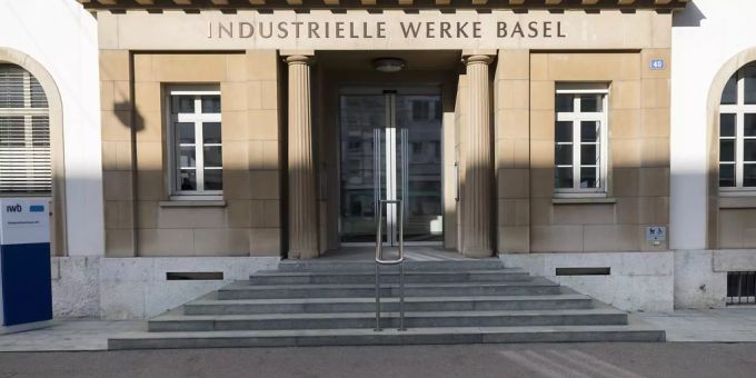 Der Eingang zum IWB-Gebäude in Basel. IWB Basel