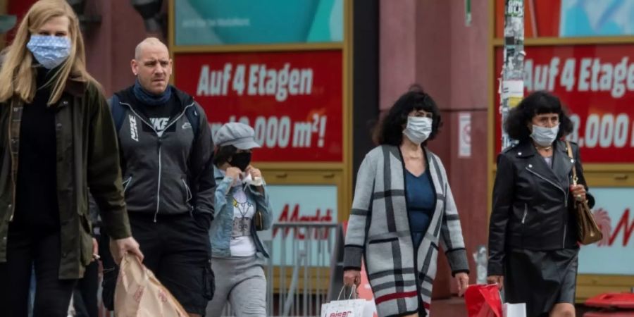 Menschen vor Einkaufscenter in Berlin