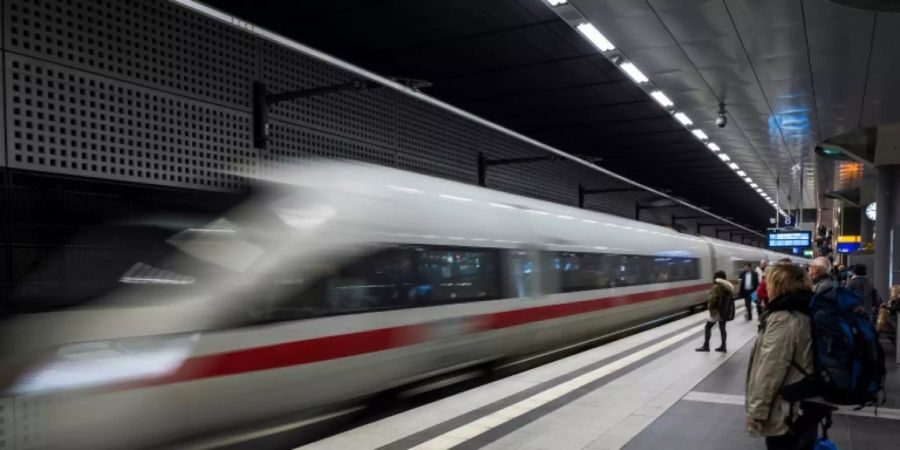 ICE der Deutschen Bahn im Berliner Hauptbahnhof