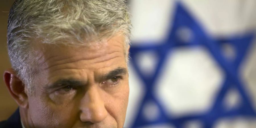 ARCHIV - Yair Lapid, Parteivorsitzender Jesch Atid Partei, gibt ein Interview. Der israelische Oppositionsführer hat den Rücktritt von Ministerpräsident Netanjahu gefordert. «Er hat die Kontrolle verloren», sagte Lapid am Montag. Er warf dem 70-Jährigen Versagen in der Corona-Krise vor. Foto: Sebastian Scheiner/AP/dpa