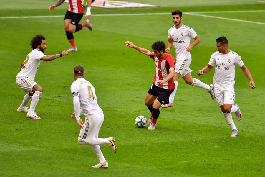 Real Madrids Marcelo (l), Sergio Ramos (2.v.l), Marco Asensio (2.v.r) und Casemiro (r) in Aktion gegen Raul Garcia (M) von Athletic Bilbao.