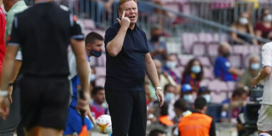 Barcelonas Cheftrainer Ronald Koeman coacht seine Mannschaft von der Seitenlinie. Foto: Joan Monfort/AP/dpa