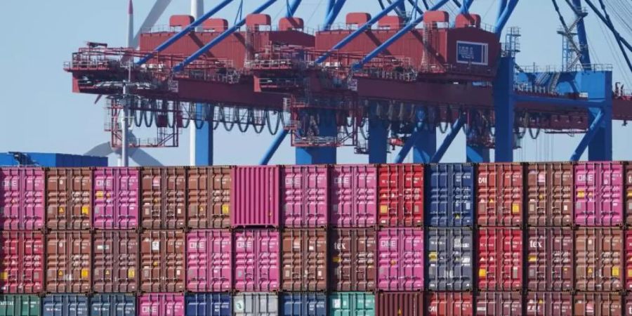 Container auf einem Containerschiff im Hafen von Hamburg. Foto: Marcus Brandt/dpa